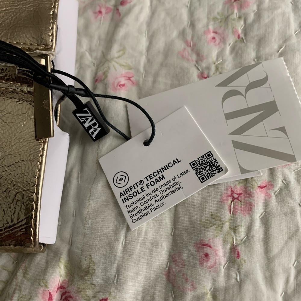Gold anklet booties from Zara!